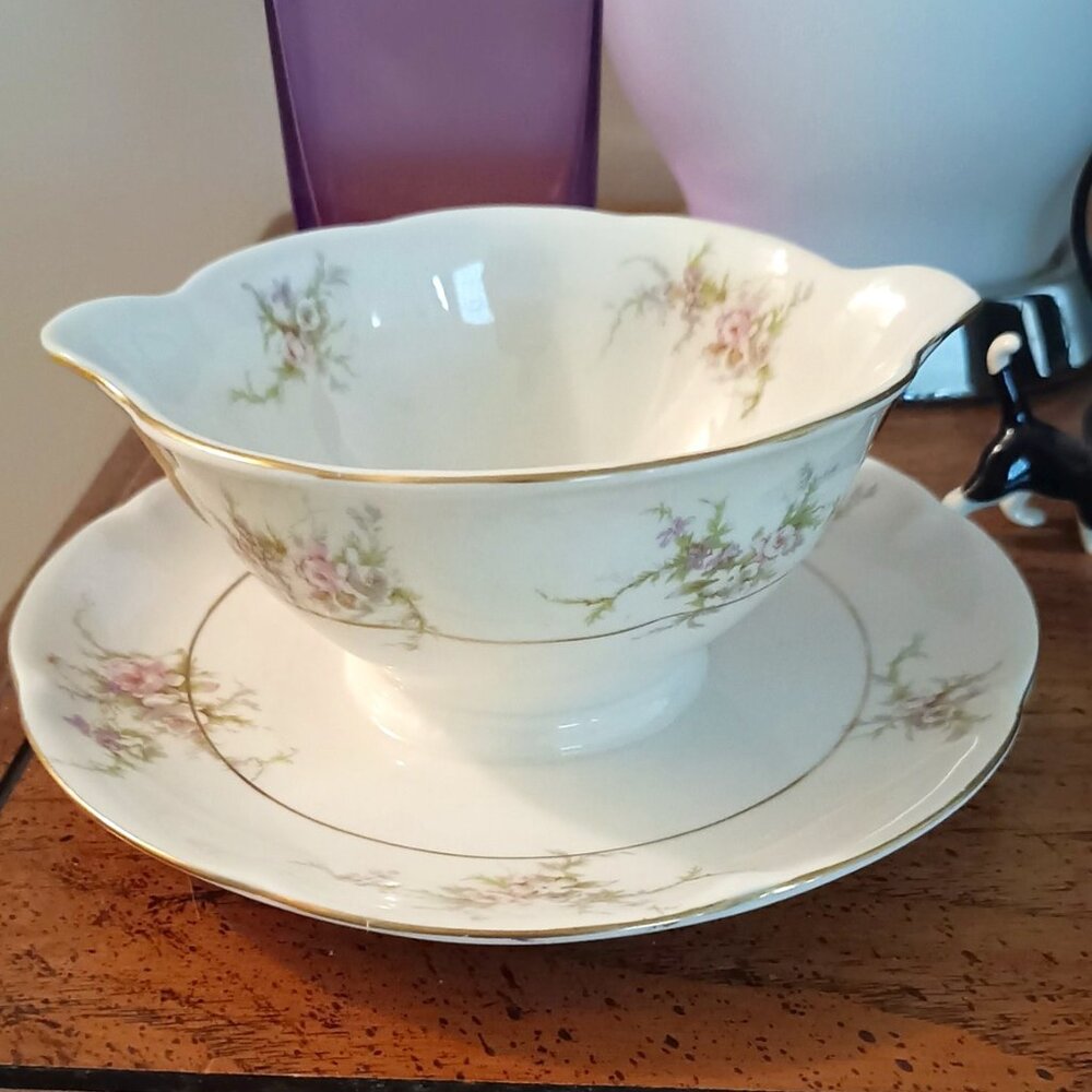 Vintage Theodore Haviland Rosalinde. Round Gravy Boat/Attached Underplate - Picture 1 of 4
